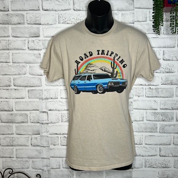 ‘Road Trippin’ Short Sleeve Tee Tshirt Shirt Size Medium - Picture 1 of 3